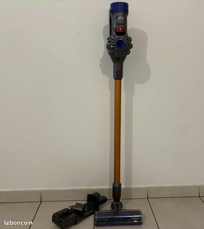 Aspirateur balai Dyson v8 absolute quelques rayures sur le tube extension