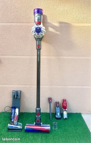Aspirateur dyson v8 advanced absolute ( très peu servi)