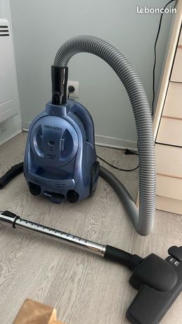 Aspirateur sans sac 1800W filtre HEPA à réparer