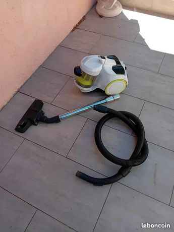 Aspirateur sans sac tres bon état