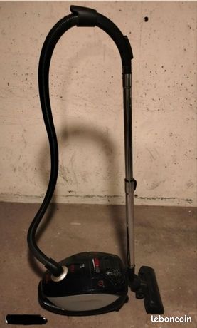 Aspirateur traineau 750w à sac en bon état de fonctionnement avec un sac neuf. Disponible à saint louis ou mondial Relay
