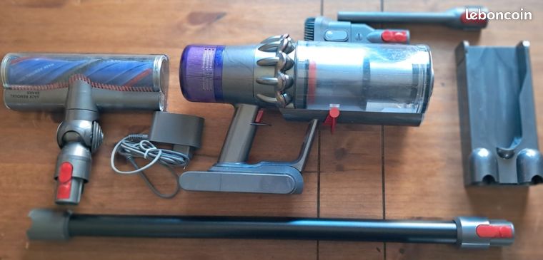 Aspirateur Dyson V11 Vendus avec les accessoires present sur la photo Fonctionne tres bien Test possible le jour de la