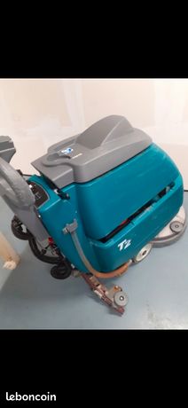 Autolaveuse tennant T2Batteries recentes 326 h avec Porte pad et brosse carrelage A retirer sur Thiais 94Paiement au moment de l'échange Pas d'envoie