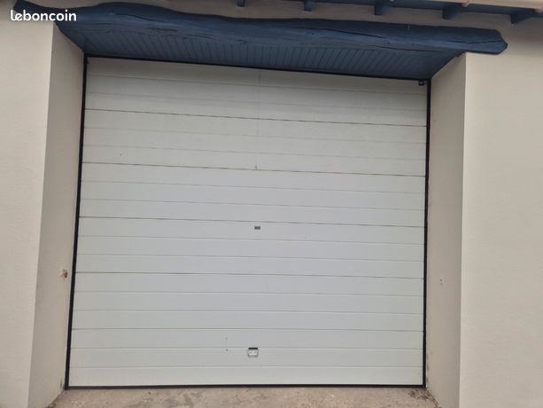 Av grande porte de garage alu