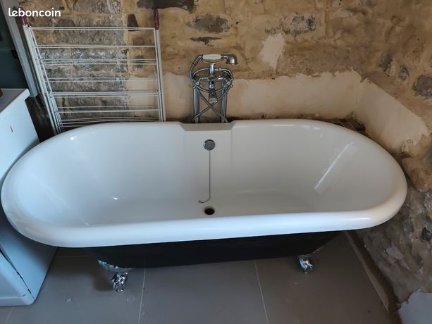 Baignoire à sabot avec robinet et évacuation couleur argent