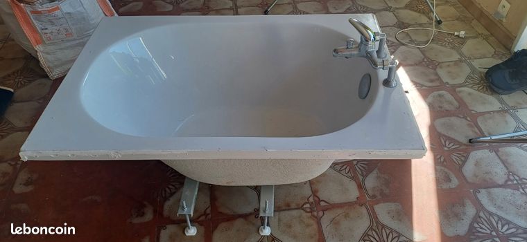 Baignoire sabot acrylique blancComplet avec tablier robinet et siphon 70x105Hauteur réglable Pas d'envoi