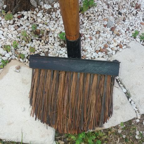 Balai racloir cuir et métal avec manche en bois objet ancien