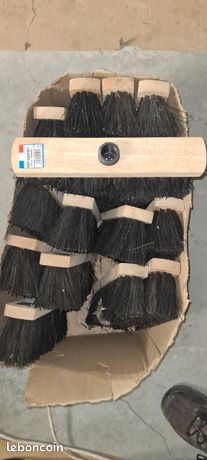 Balais avec manche dispo