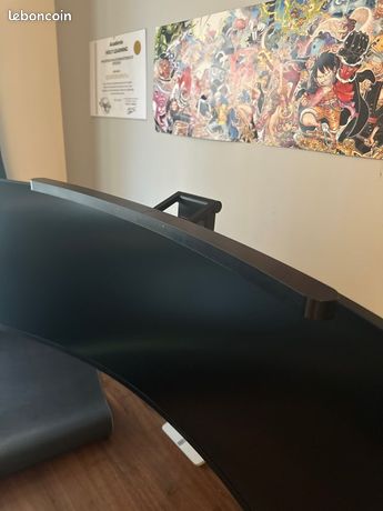 Bar lumineuse incurvée