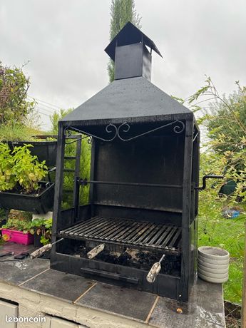 Barbecue en acier très bon état à poser