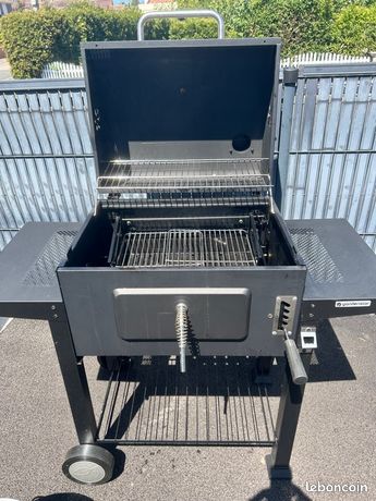 Barbecue neuf servie une fois Acheté 189 euros Donne la housse avec valeur 30 euros