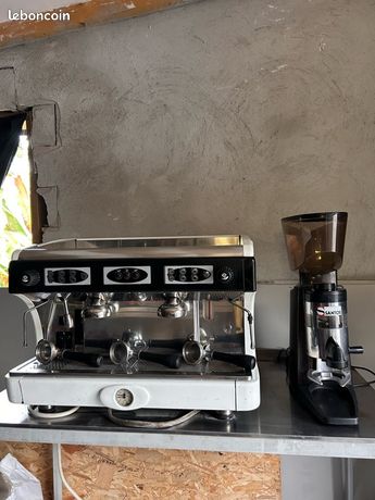 Barista et moulin grain