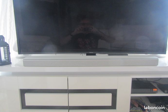 Barre de son Bose 700 BLANCHE + caisson de basses BOSE 700 BLANC + 2 enceintes arrière BOSE 700 Gris Métal + télécommande noire