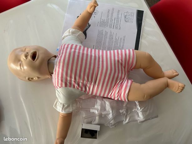 Bébé mannequin secourisme
