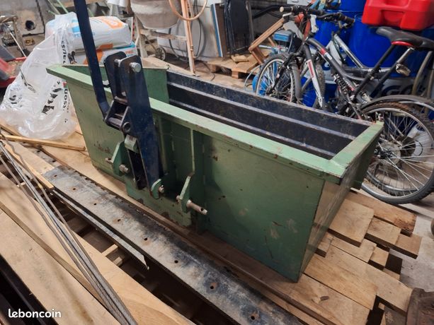 Benette 3 points basculante Toujours stockée à l'abri.Dimensions intérieuresHauteur 45 cmLargeur 150 cmProfondeur 93 cm