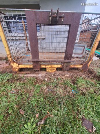 Benne attelage trois points D= largeur 1m30 longueur 90cm hauteur 70cm ridelles démontable ainsi que les poteaux. De construction artisanale