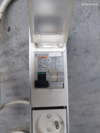 Bloc prise avec disjoncteur