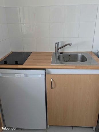 Bloc cuisine : frigo Beko + plaques Valberg + meuble évier