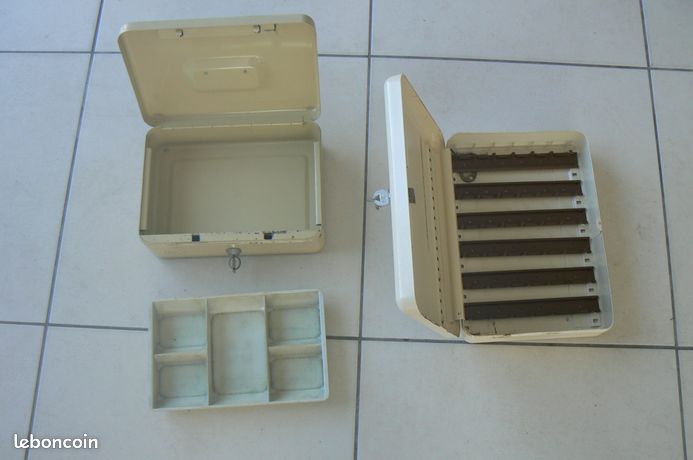 Boîte à clé. Caisse à monnaie