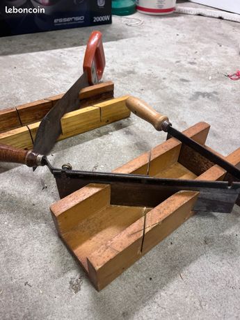 Boîte à découper avec scie