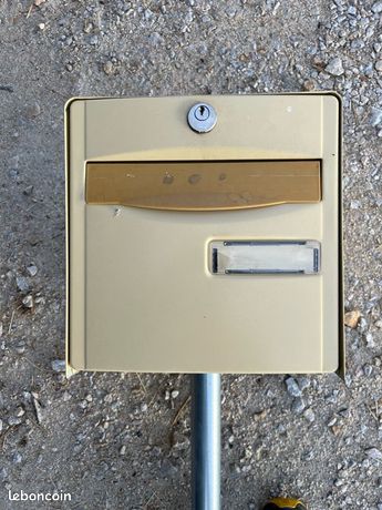 Boîte aux lettres avec pied