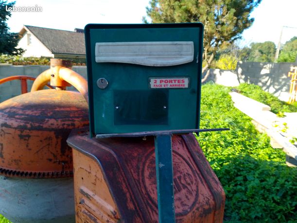 Boite aux lettres avec support