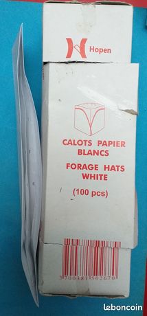 Boite de 100 calots en papier, toute juste entamée