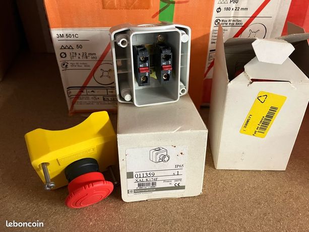 Boite jaune arrêt urgence rouge