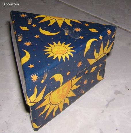 Boîte triangle en carton jaune et bleue 8,5x8,x8,5 cm x 5,3 cm