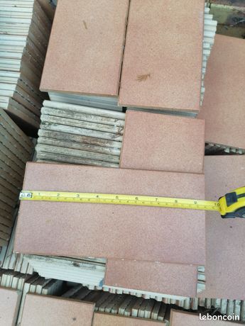 Bonjour je vend un peu plus de 50m2 de carrelage couleur feu dimension d'un carrelage11.5x24cm.100 paquets de 20 carreaux