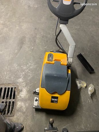 Bonjour machine pour laver sol en très bonne état Prix neuf 5000 je le vends à 1450 négociable pour plus dinformations nhésitez pas de mappeler