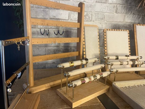 Bonjour, je présentoirs à bijoux et quelques bijoux acier inoxydable