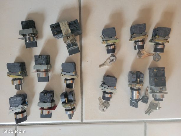 Boutons télémécanique ou Schneider perçage 22,5mm neuf ou très bon état clés tournantes -2 positi