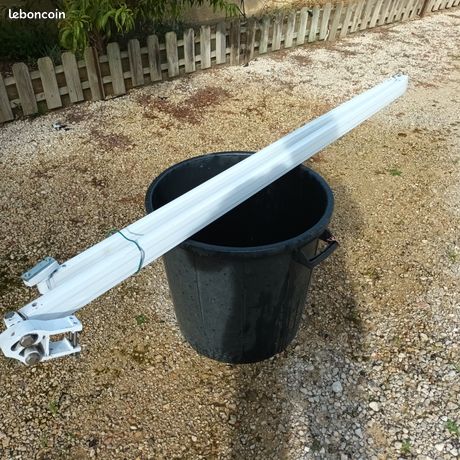 Bras de déroulage de store banne avec ses fixations