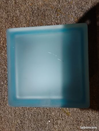 Briques de verre bleutées ou roses