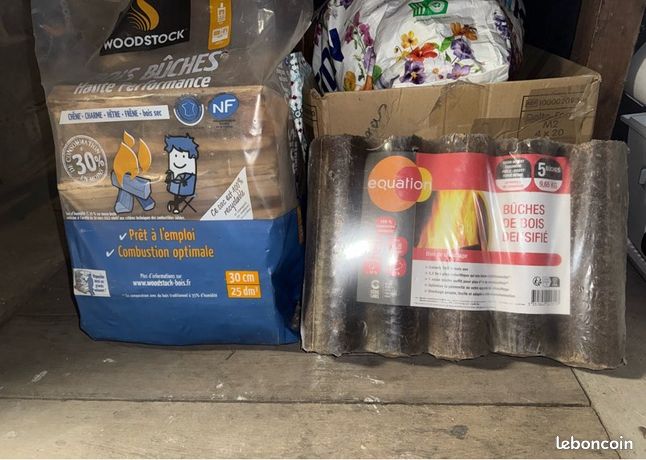 Bûche normal plus bûche de bois compressé