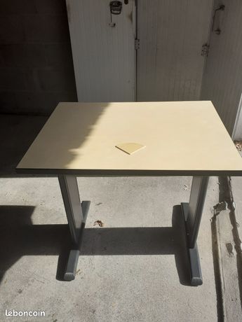 Bureau 80 cm long 60 cm de large beige clair Encoche plastique sur le dessus pour le passage des câbles informatiques Très solide