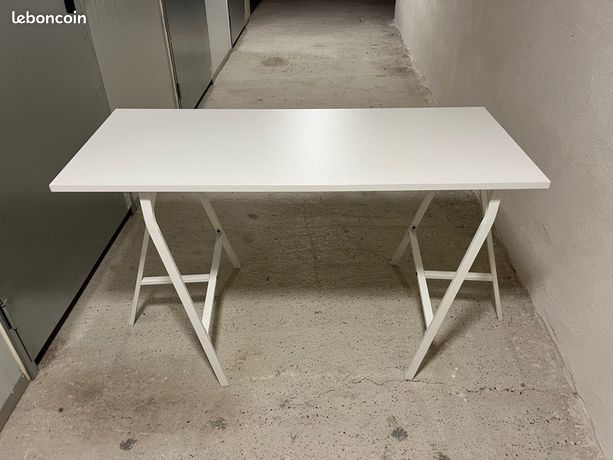 Bureau blanc avec tréteaux