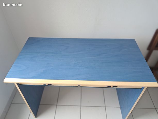 Bureau bleu jaune