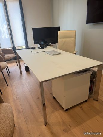 Bureau de réception/direction en verre trempé blanc pied chromé