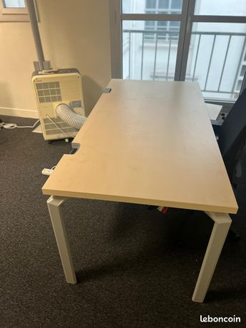 Bureau droit avec passe-câbles