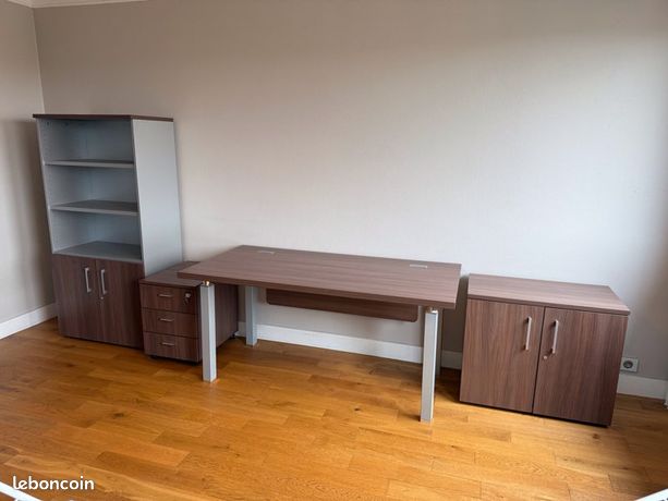 Bureau et meubles assortis