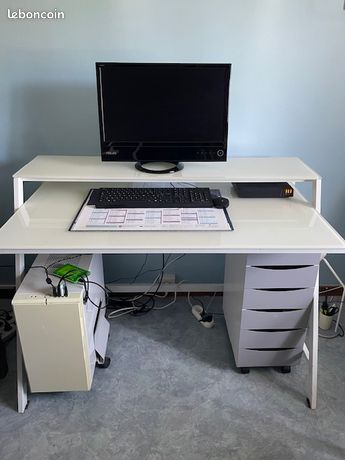 Bureau informatique avec fauteuil