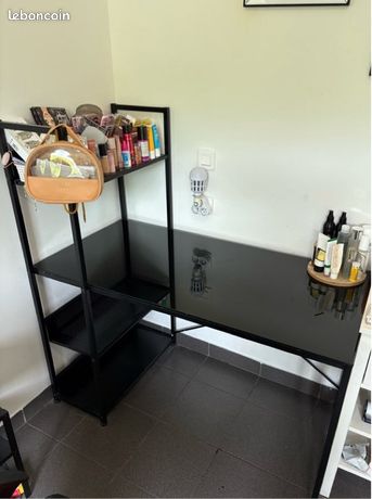 Bureau noir avec étagère