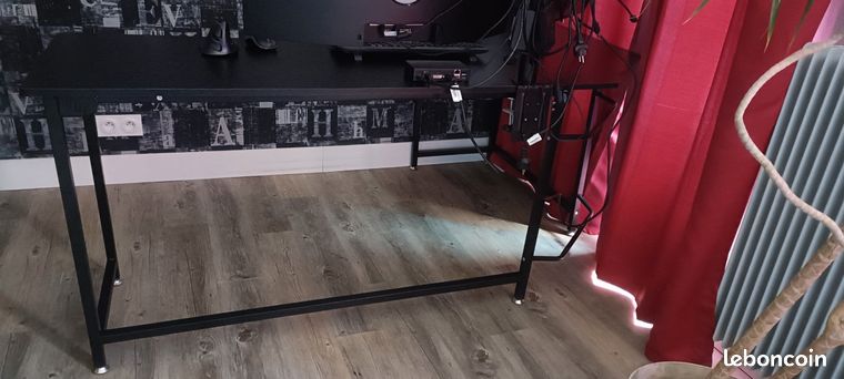 Bureau noir en L : Idéal pour un poste de télétravail