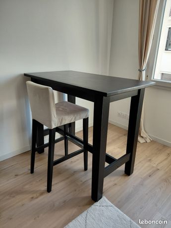 Bureau noir et sa chaise