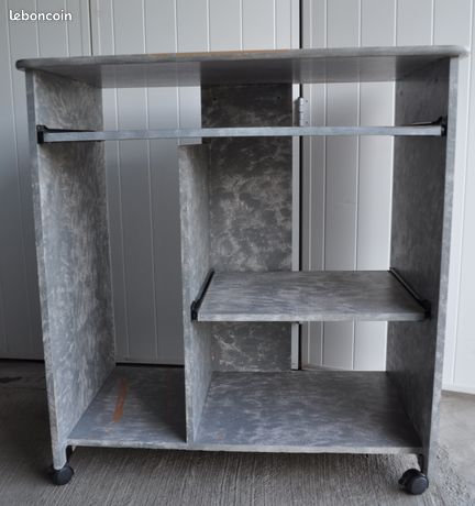 Bureau professionnel avec configuration informatique