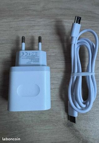 Câble de 12 Mètres USB-C à USB-C 20W et un Adaptateur de charge rapide