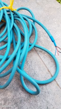 Câble électrique bleu