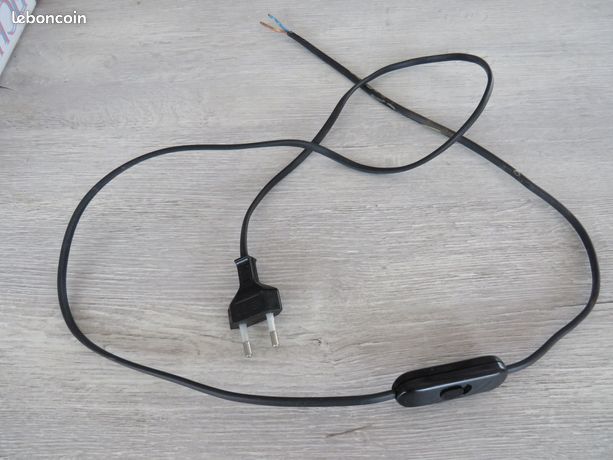 Câble noir avec interrupteur pour lampe